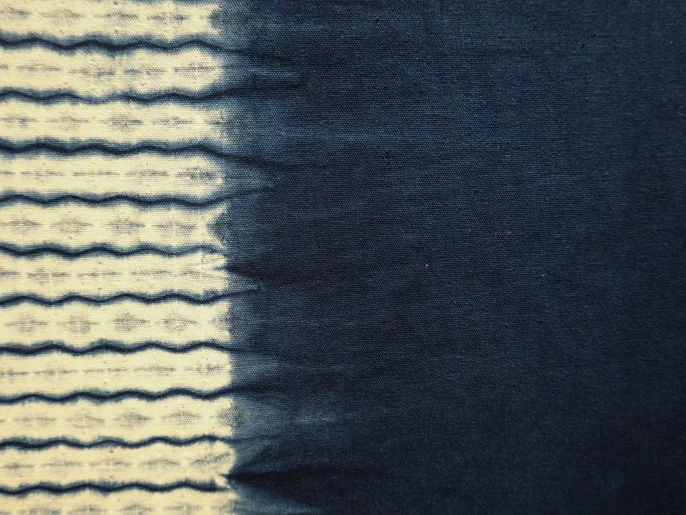 Indigo-dyed fabric with a wave pattern